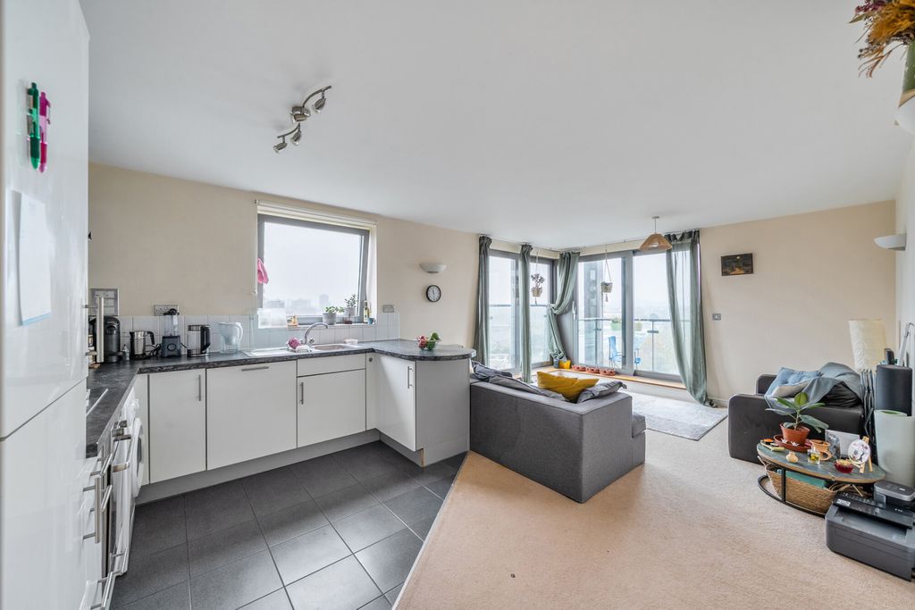 Property photo 1 of 13 1375597-8-6917202...