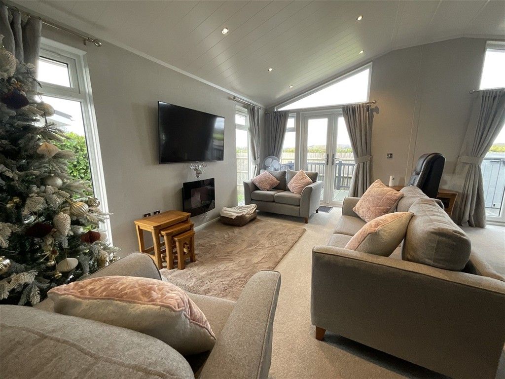 Property photo 2 of 9 Lounge