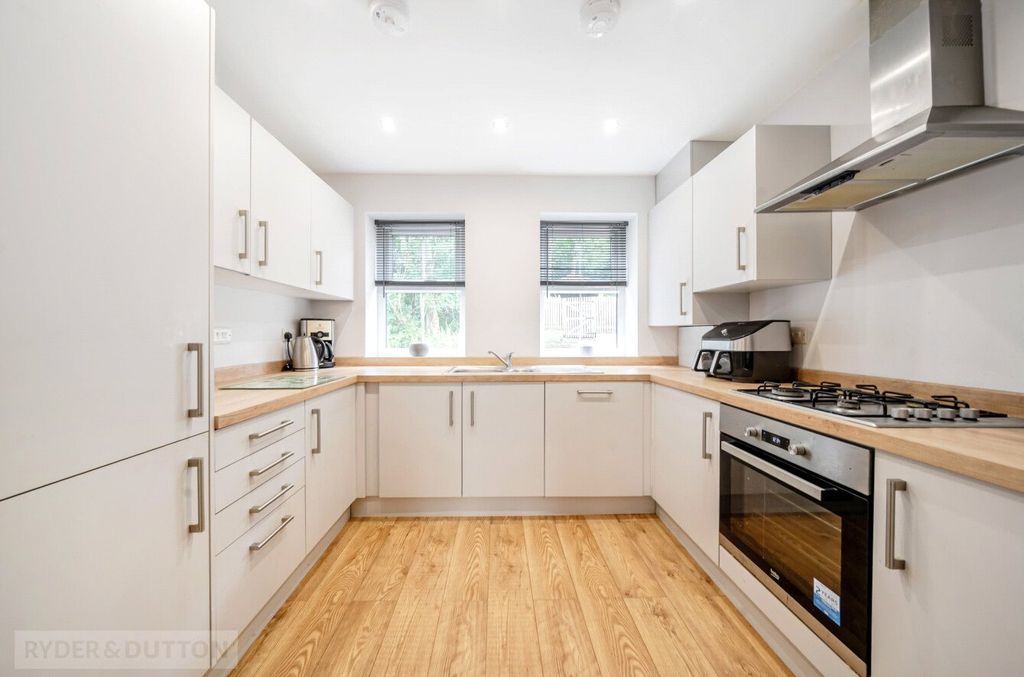 Property photo 3 of 21 Kitchen