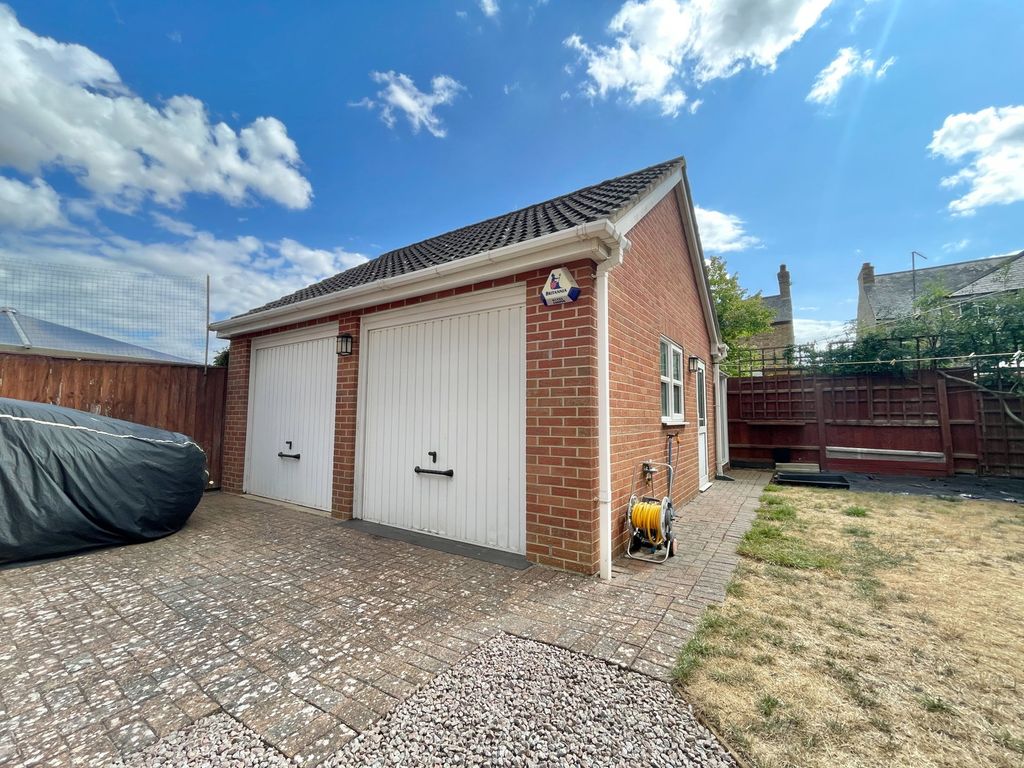 Property photo 2 of 34