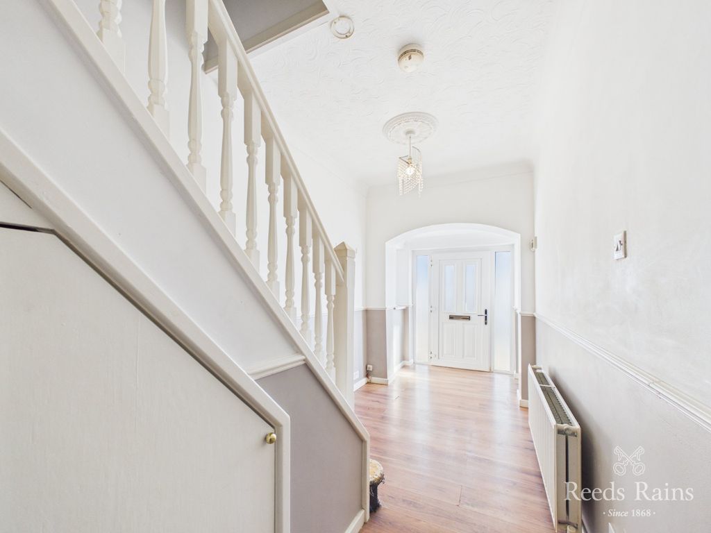 Property photo 3 of 31 Entrance Hall