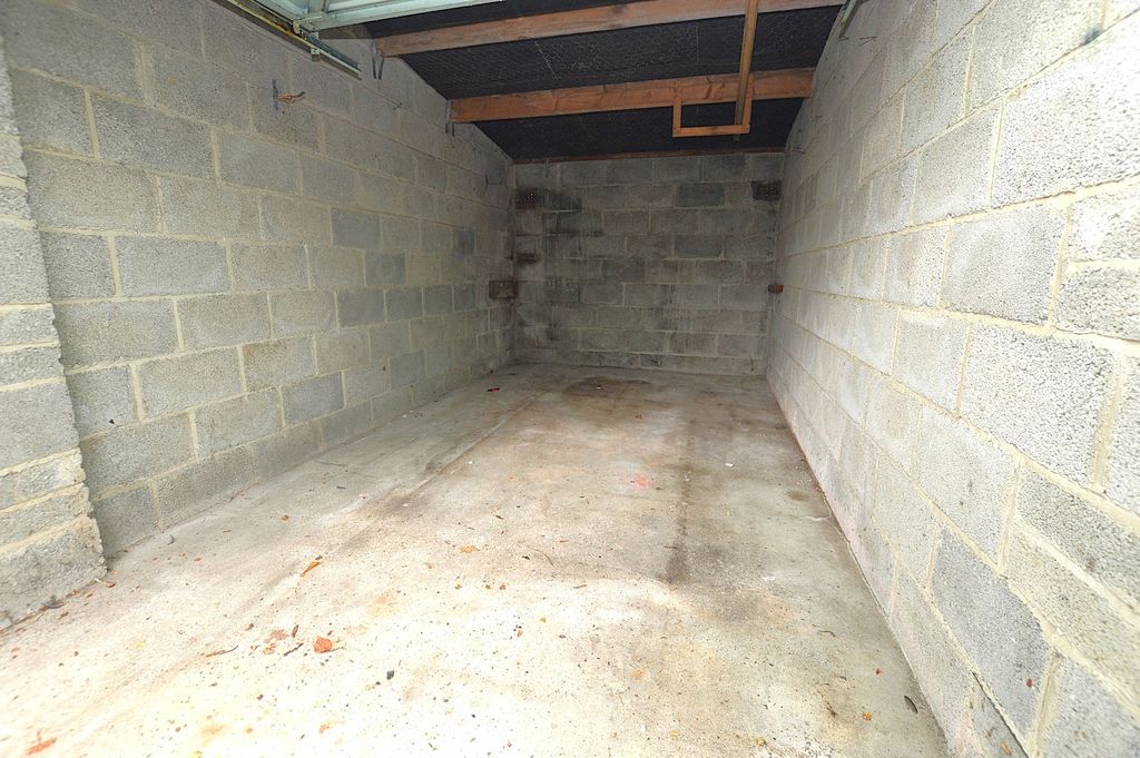 Property photo 2 of 2 Garage Internal