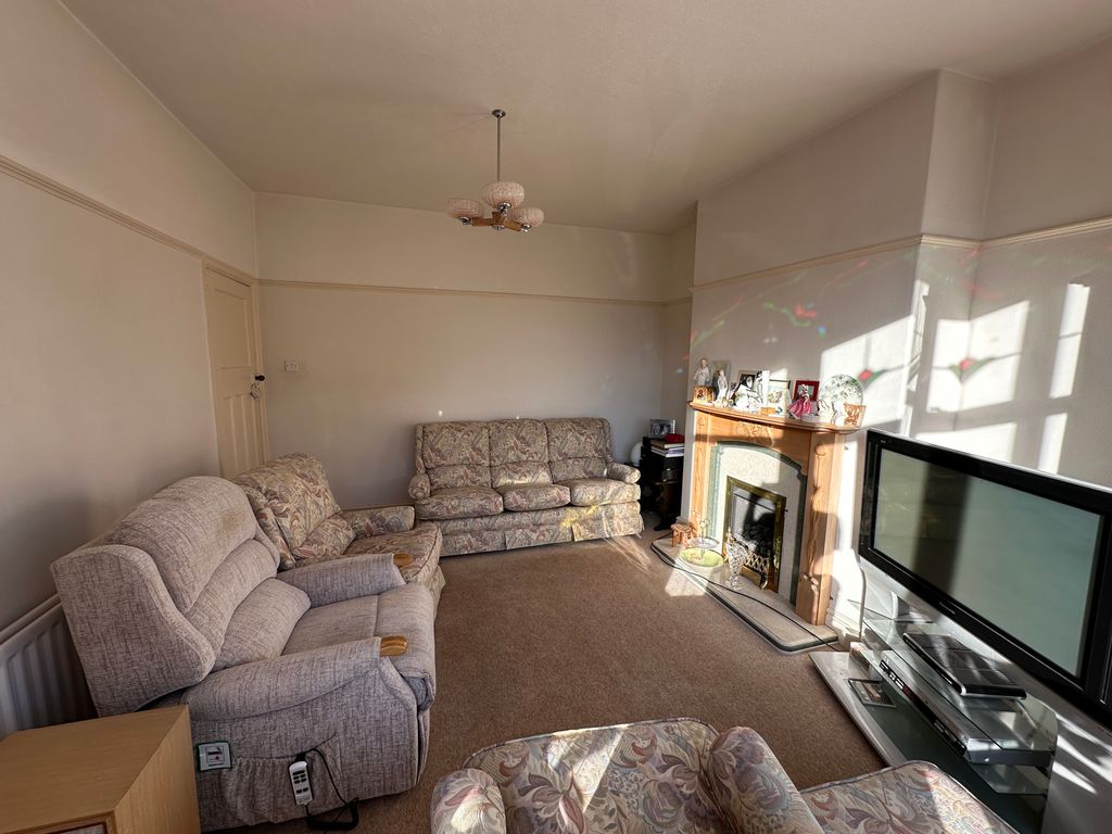 Property photo 2 of 14 Front Lounge