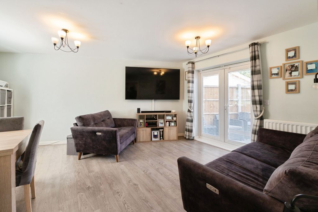 Property photo 3 of 17 23Markhamsclosemarkhamsclosebasildonss155Nb-14