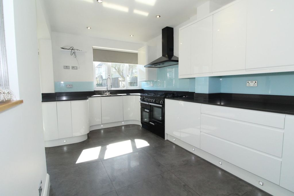 Property photo 2 of 17 Kitchen