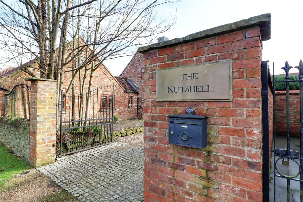 Property photo 3 of 63 Picture No. 01