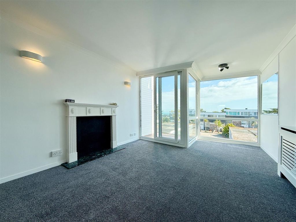 Property photo 3 of 20 Lounge Area.Jpg