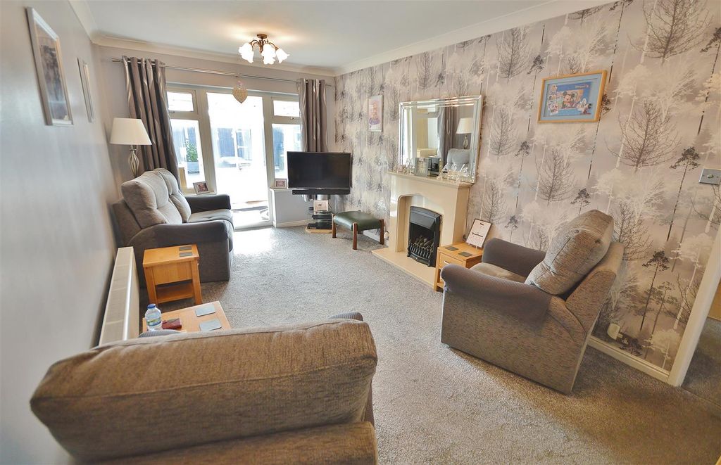 Property photo 2 of 12 Lounge