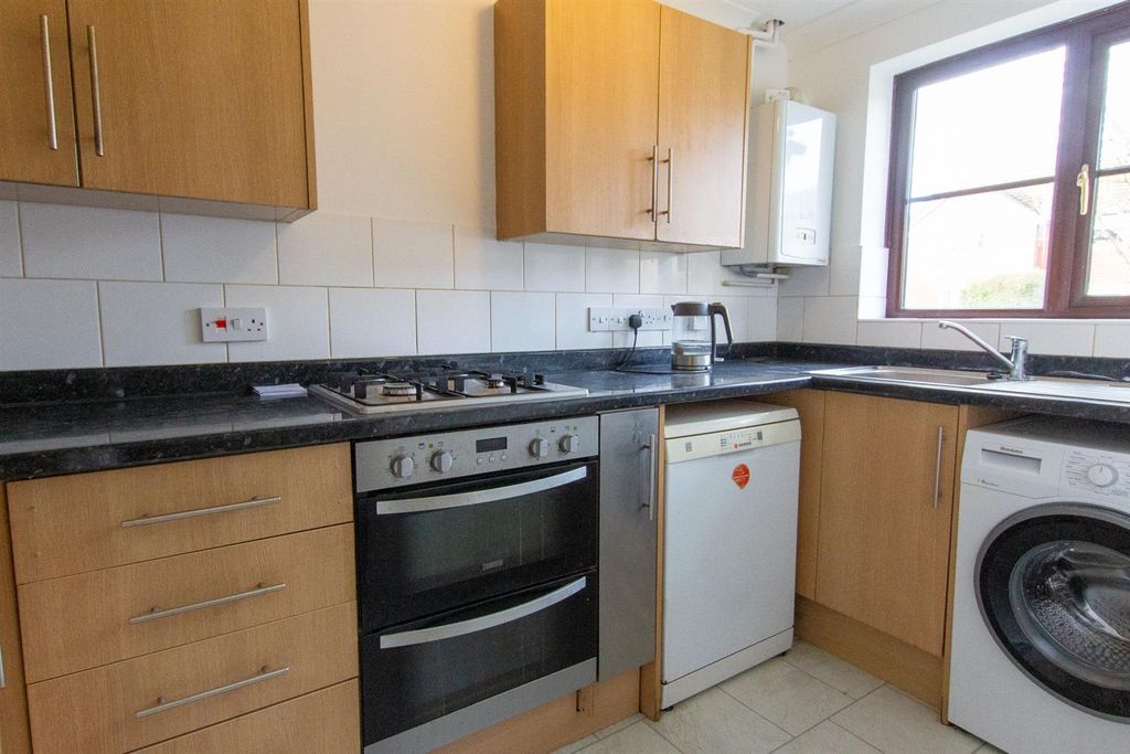Property photo 2 of 13 8 Lime Tree Grove - Kitchen.Jpg