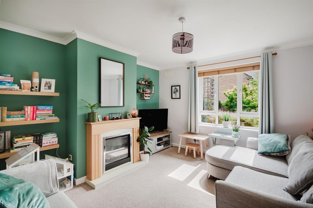 Property photo 3 of 24 32 Oxford Square 1.Jpg