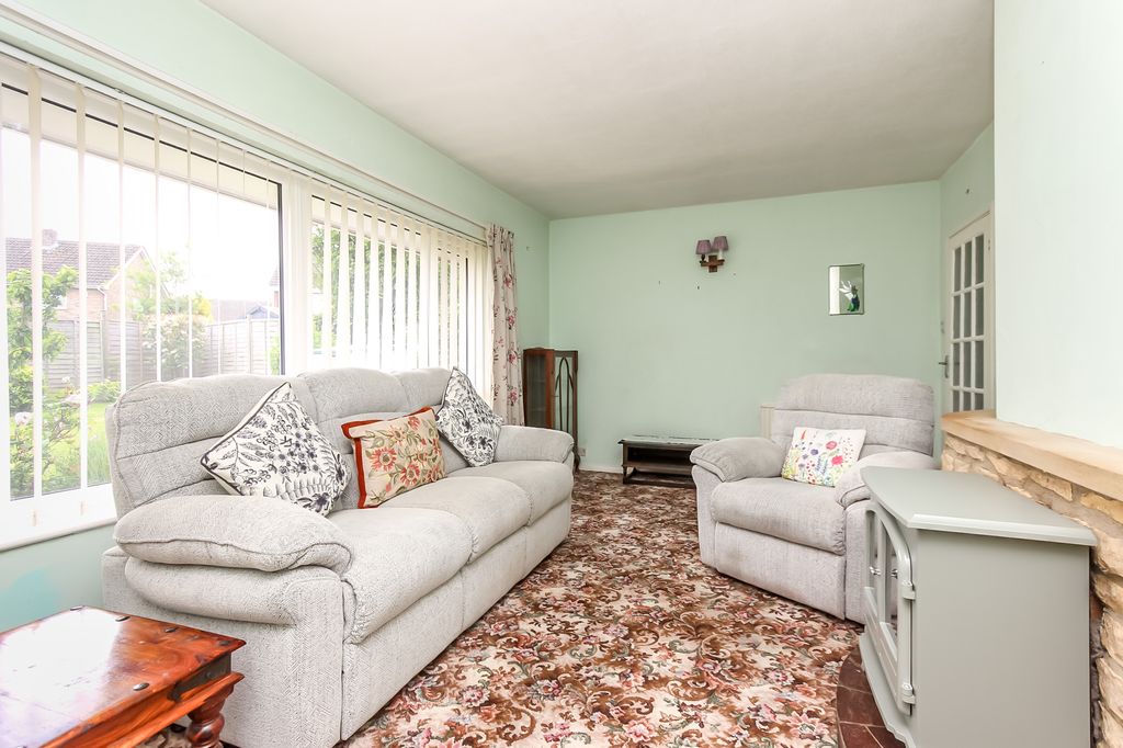 Property photo 3 of 11 Lounge
