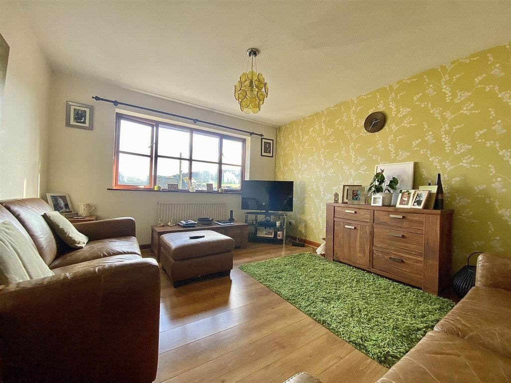 Property photo 2 of 10 Lounge (1/2)