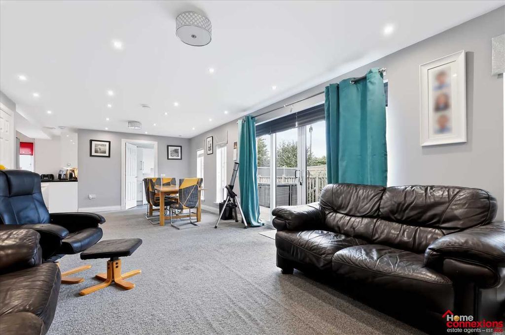 Property photo 3 of 30 Open Plan Lounge Dining (2)