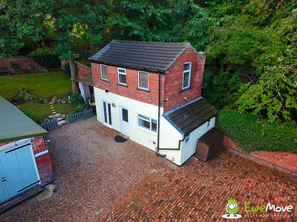 Property photo 3 of 18 Low Road 3