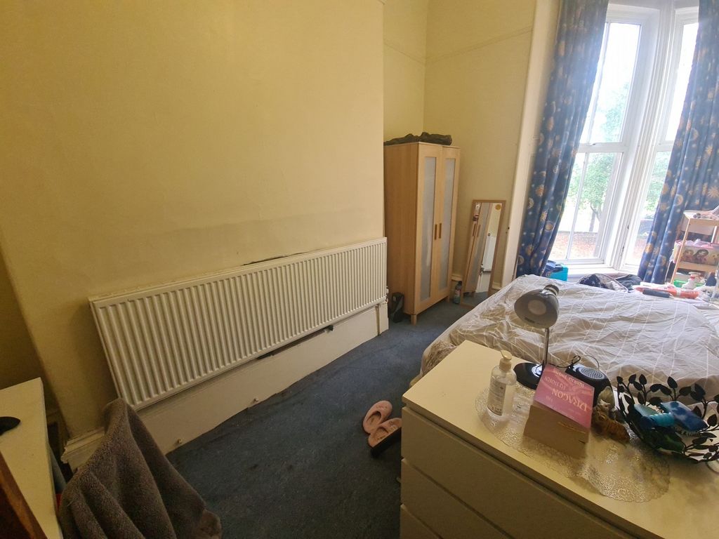 Property photo 2 of 10 Bright And Cozy Double Bedroom Featuring A Large W...