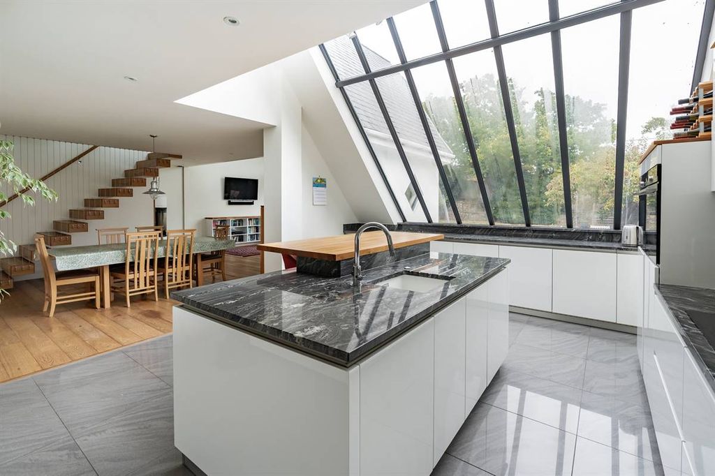 Property photo 2 of 26