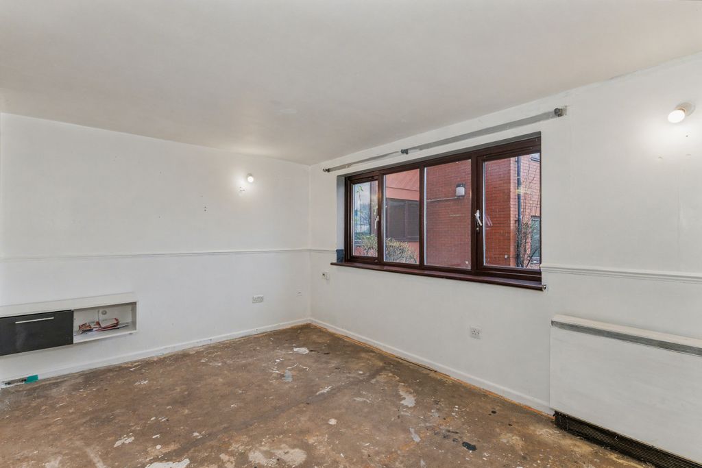 Property photo 3 of 11 Flat 8A, Quartercroft, Pyramid Close, Weston Favell, Northampton, Northamptonshire, Nn3 8Dp