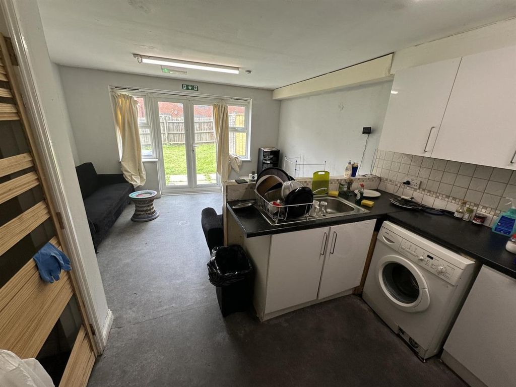 Property photo 2 of 5 Scholars Close