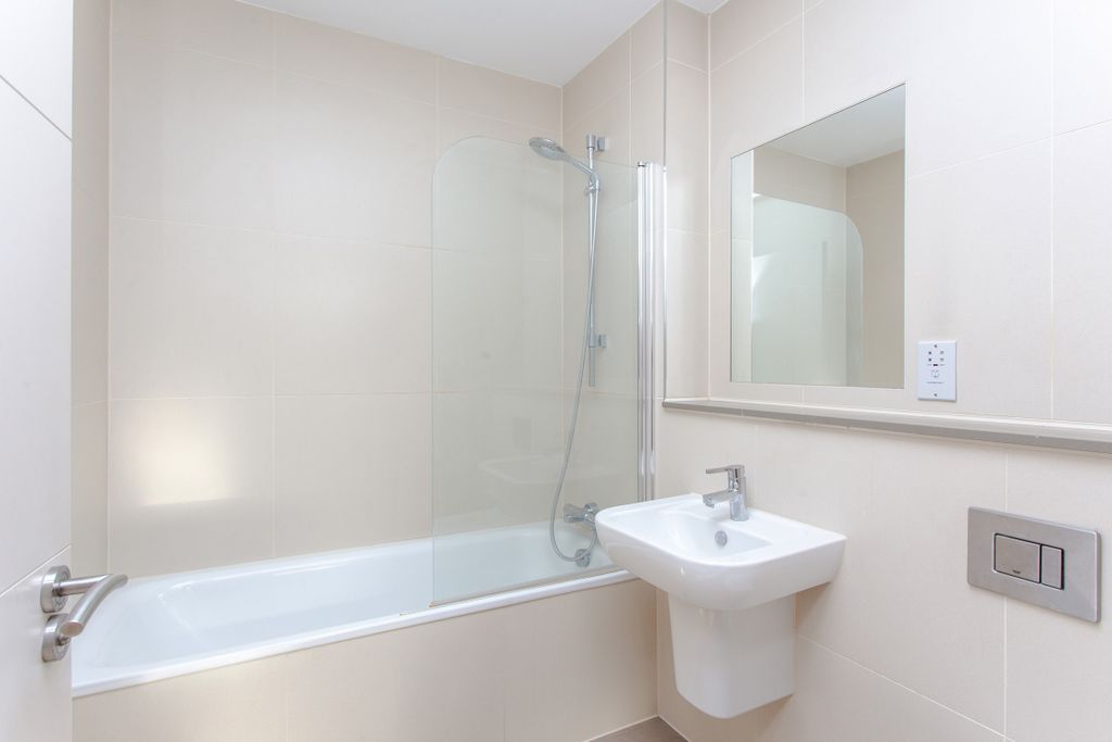 Property photo 3 of 7 Bathroom