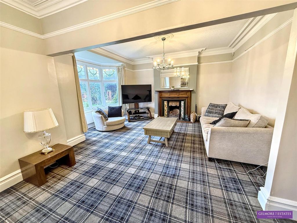 Property photo 3 of 20 Lounge / Diner