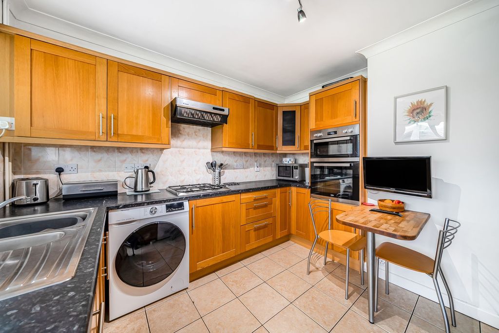 Property photo 3 of 12 Kitchen