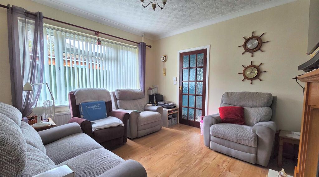 Property photo 1 of 11 Lounge