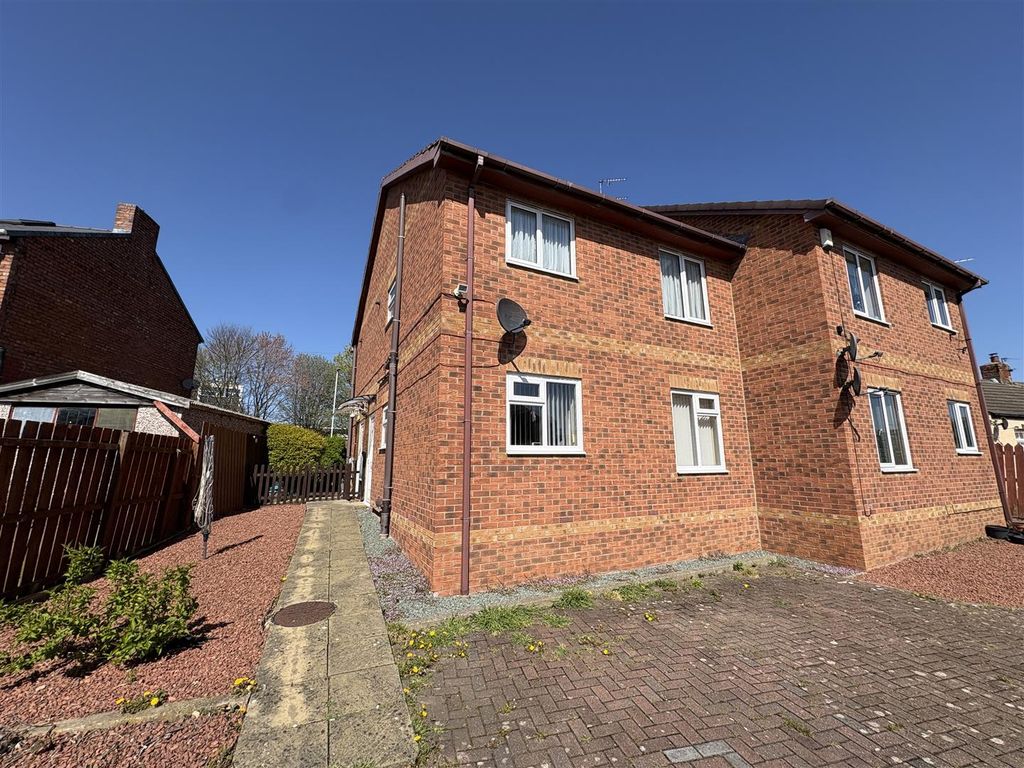 Property photo 1 of 8 Externally