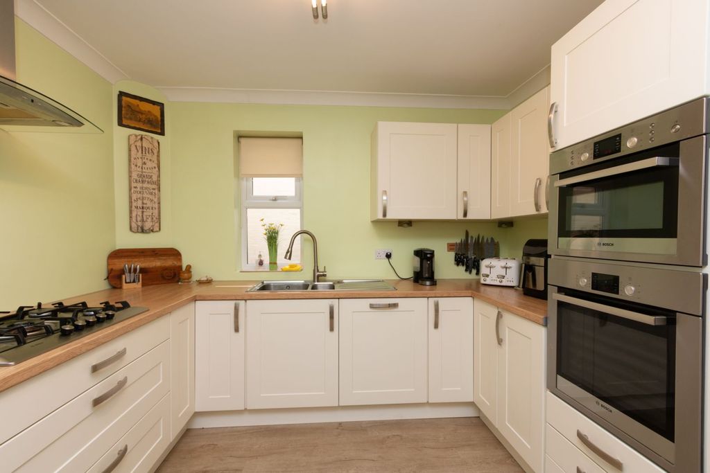 Property photo 3 of 20