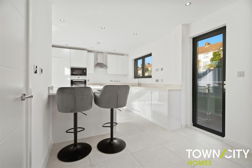 Property photo 3 of 22 5269472
