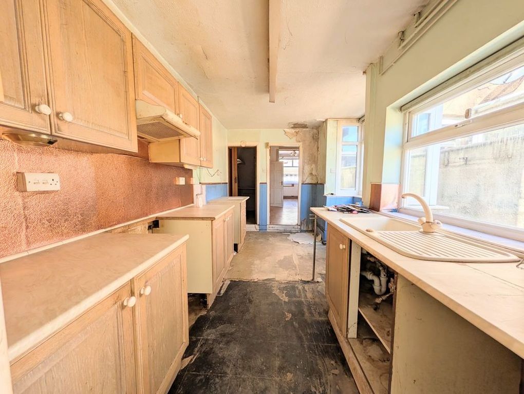 Property photo 3 of 11 Kitchen