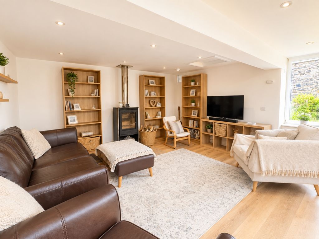 Property photo 3 of 8 6