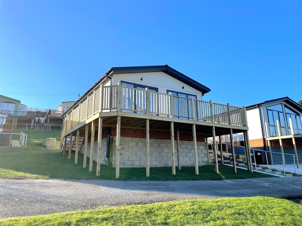 Property photo 1 of 21 Externally