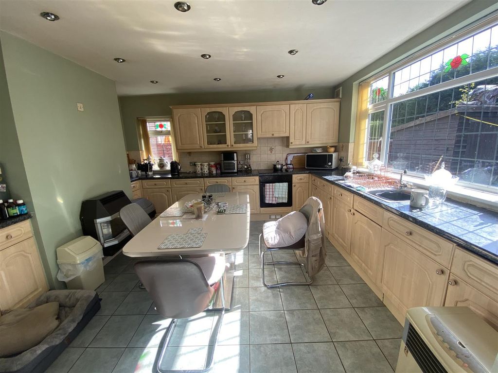 Property photo 2 of 8 Kitchen
