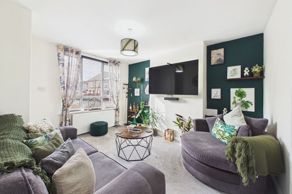 Property photo 3 of 13 Lounge