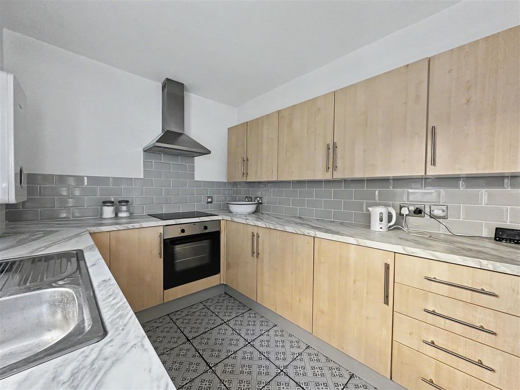 Property photo 3 of 11 Kitchen