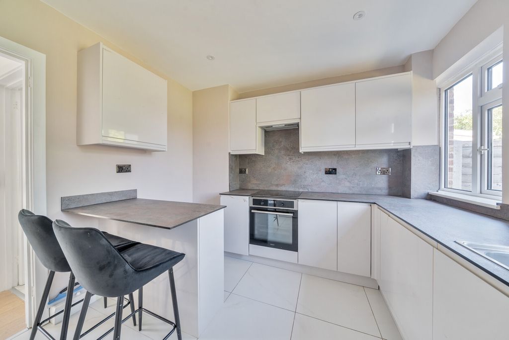 Property photo 3 of 10 Kitchen