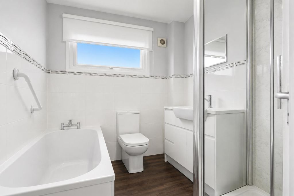 Property photo 3 of 10 Bathroom