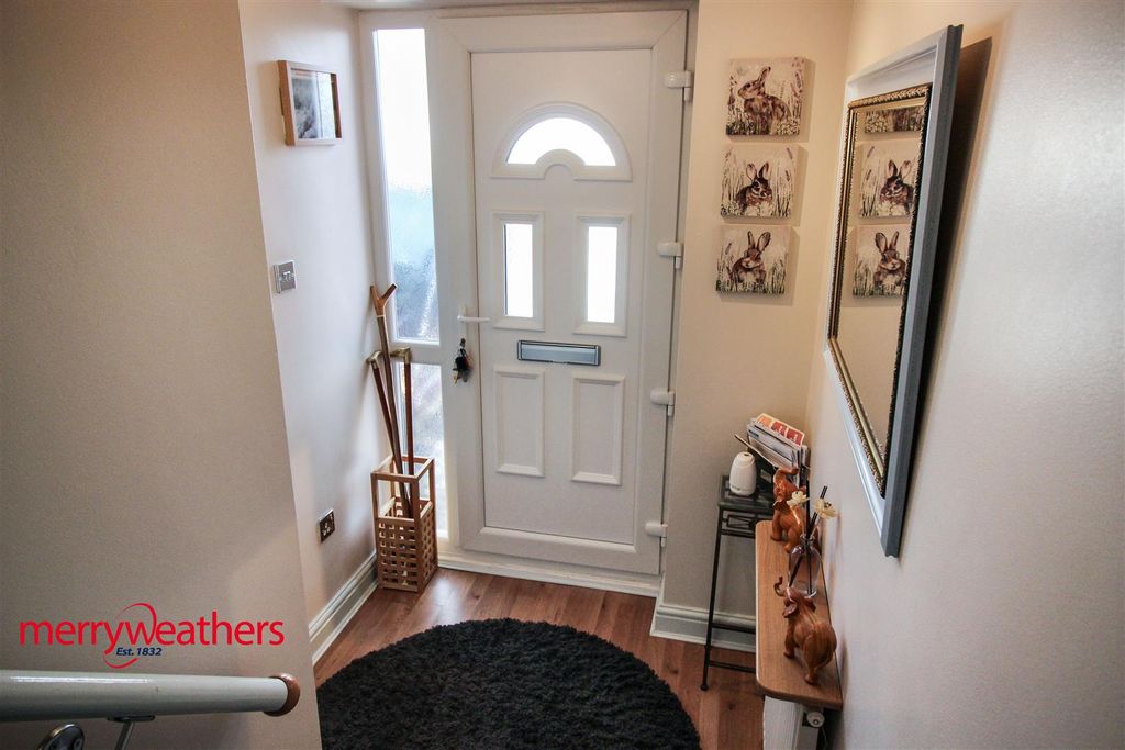 Property photo 3 of 22 Entrance Hall