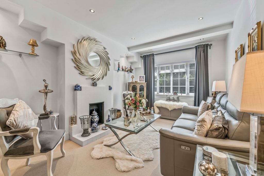 Property photo 2 of 21 2 Park Close, Tw12-5