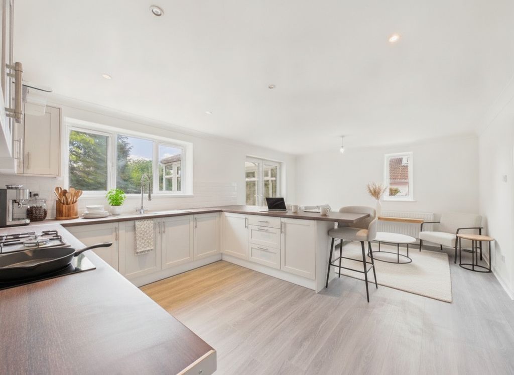 Property photo 2 of 24 5218816