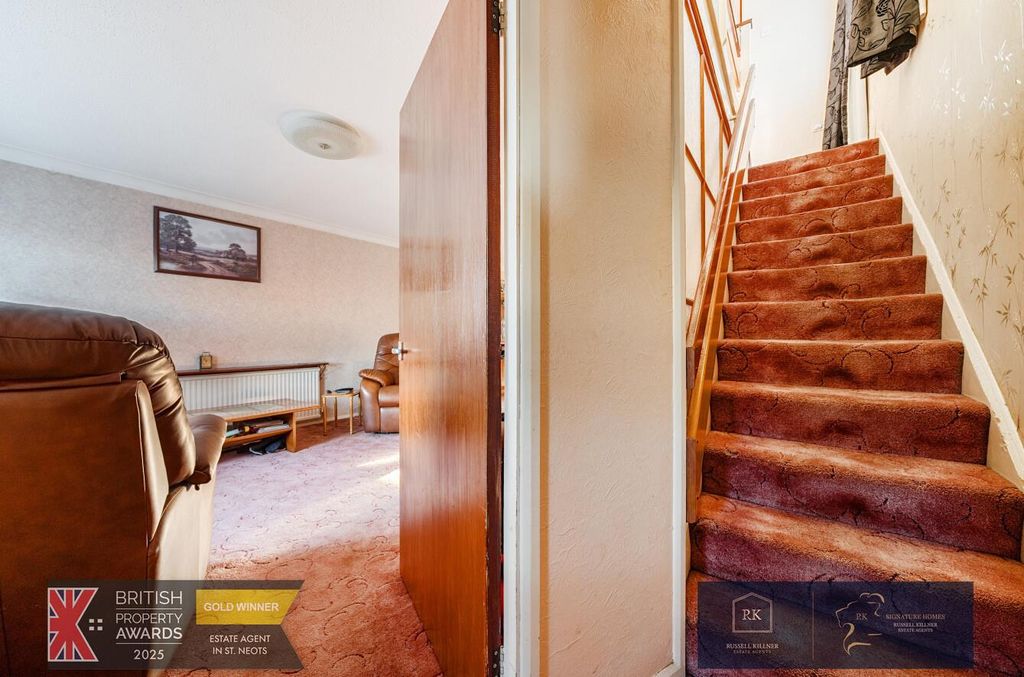 Property photo 2 of 23 Hallway.