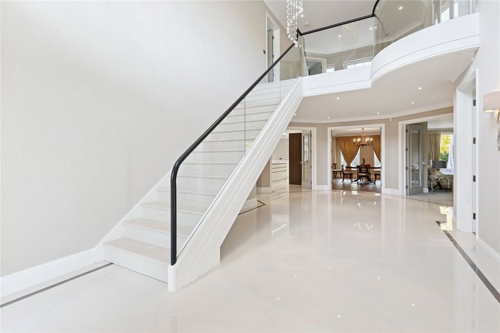 Property photo 3 of 21 Entrance Hall