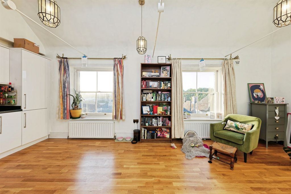 Property photo 2 of 20