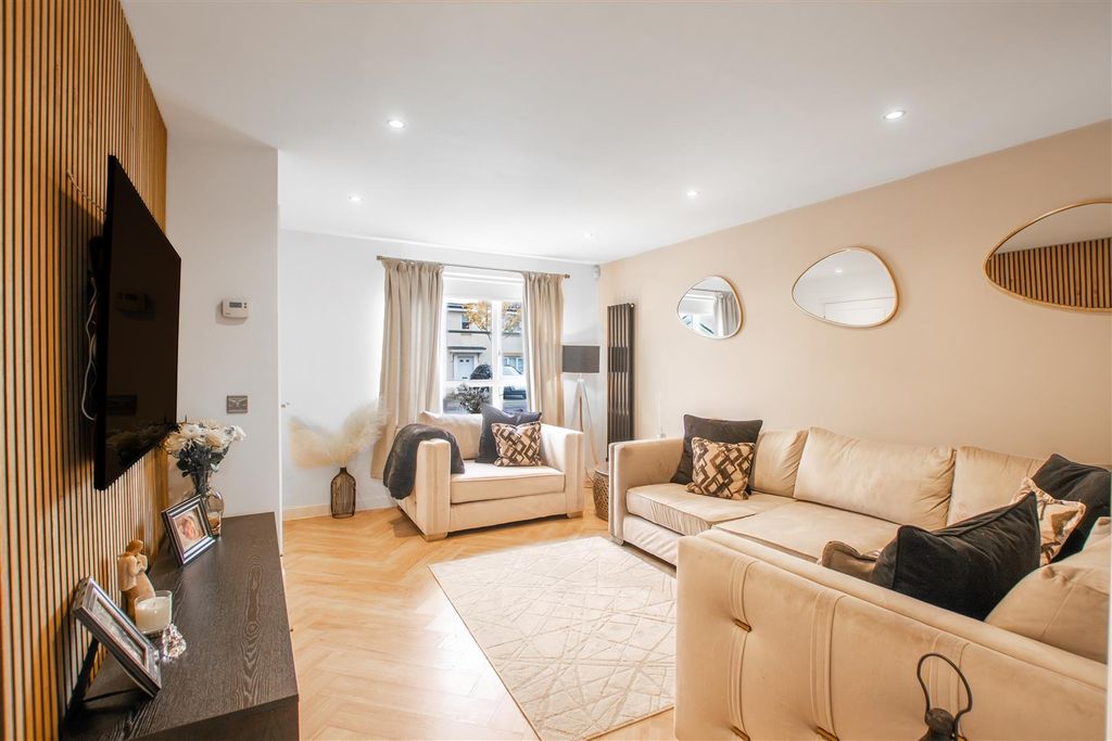 Property photo 3 of 21 Lounge-1.Jpg