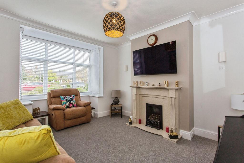 Property photo 3 of 19 Lounge