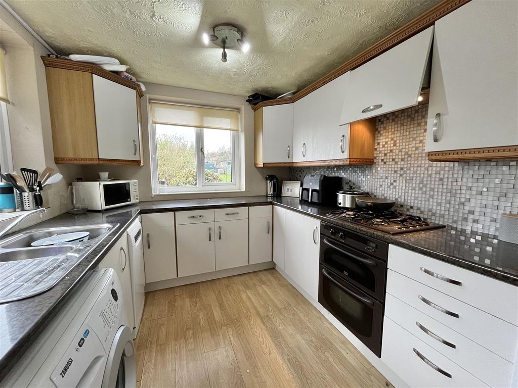 Property photo 3 of 10 Kitchen