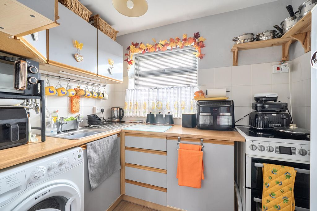 Property photo 3 of 17 Kitchen