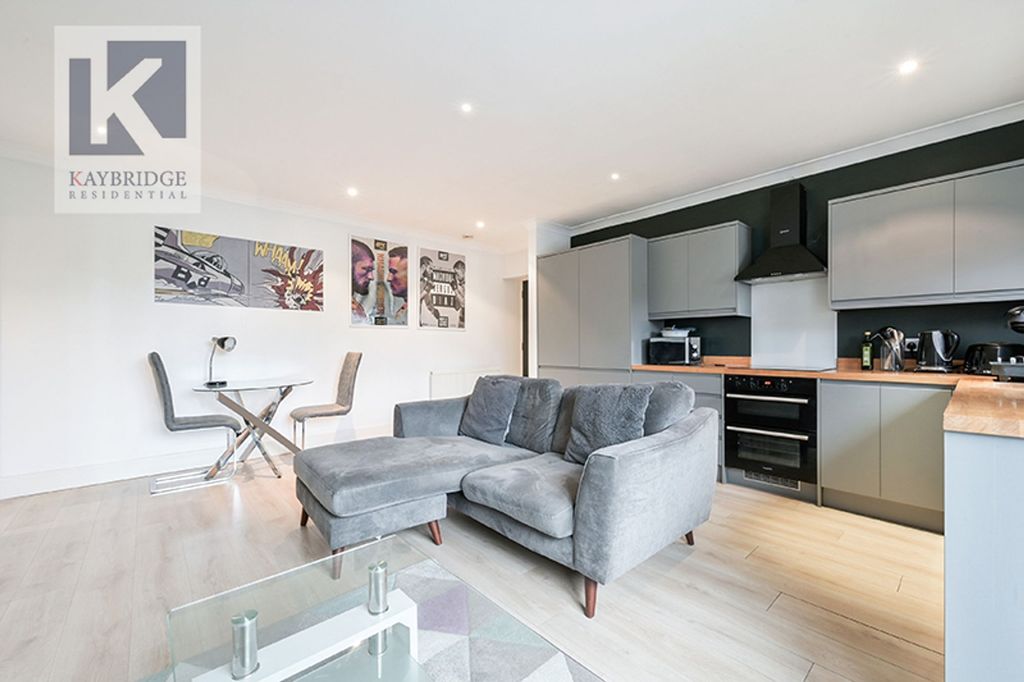 Property photo 2 of 9 Beaumont Court, Kt17 1Jh