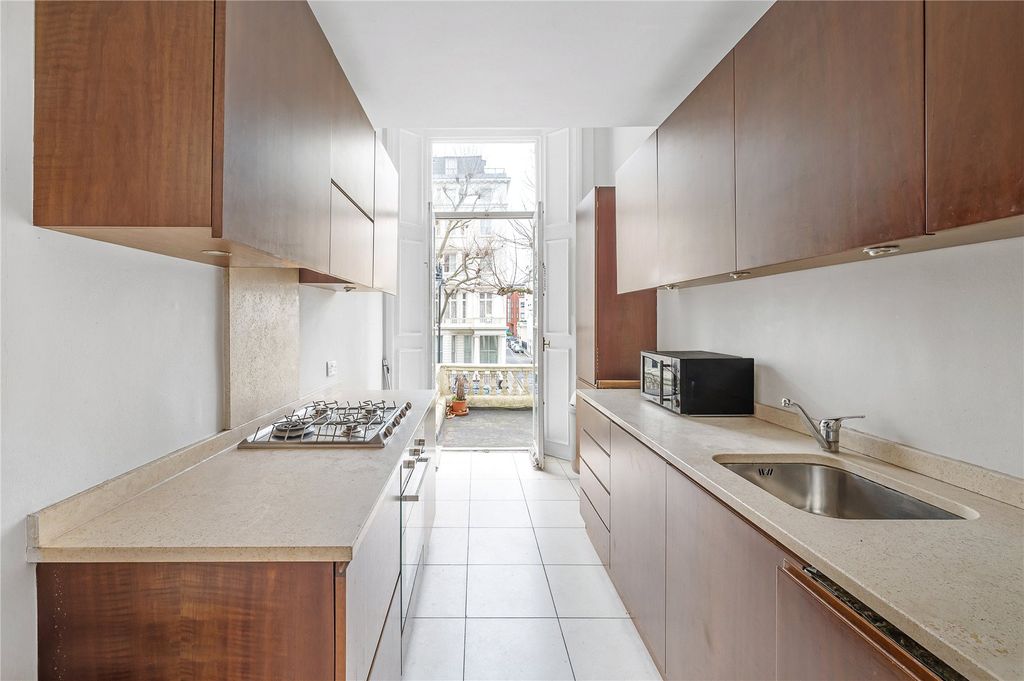 Property photo 3 of 12 Kitchen