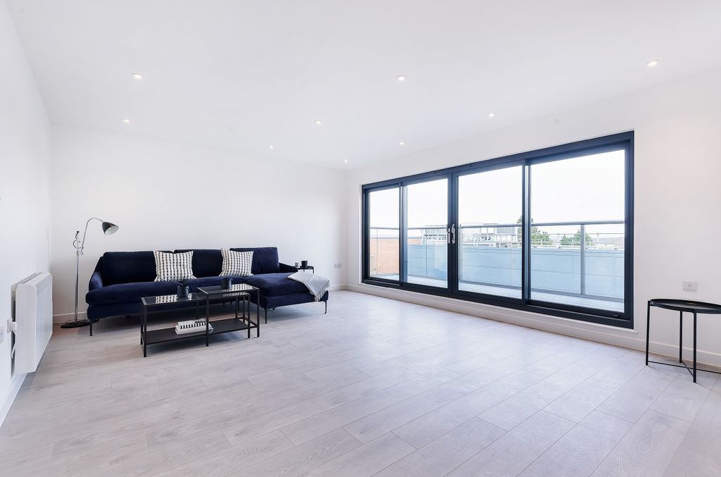 Property photo 3 of 15 Lounge (2)